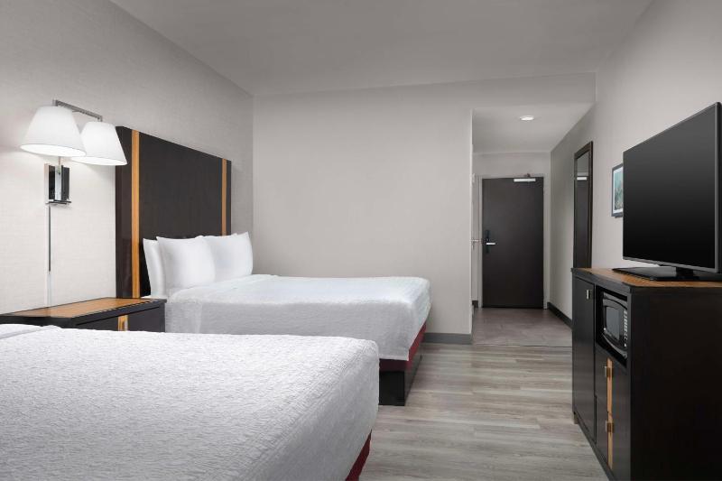 Queen Room with Two Queen Beds (4 Adults) image 1
