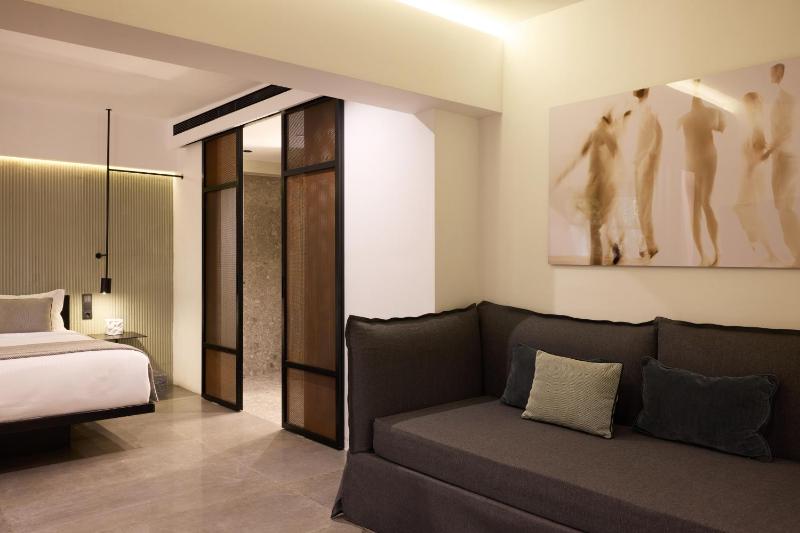 Semi-Ground Floor Family Room (4 Adults) image 4