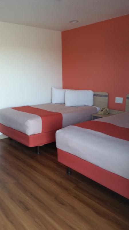 Queen Room with Two Queen Beds - Non-Smoking image 2