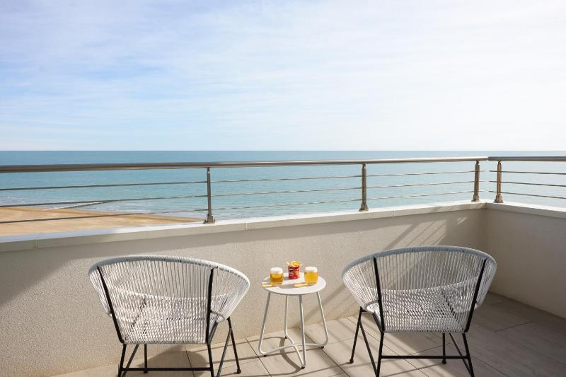Double or Twin Room with Sea View image 3