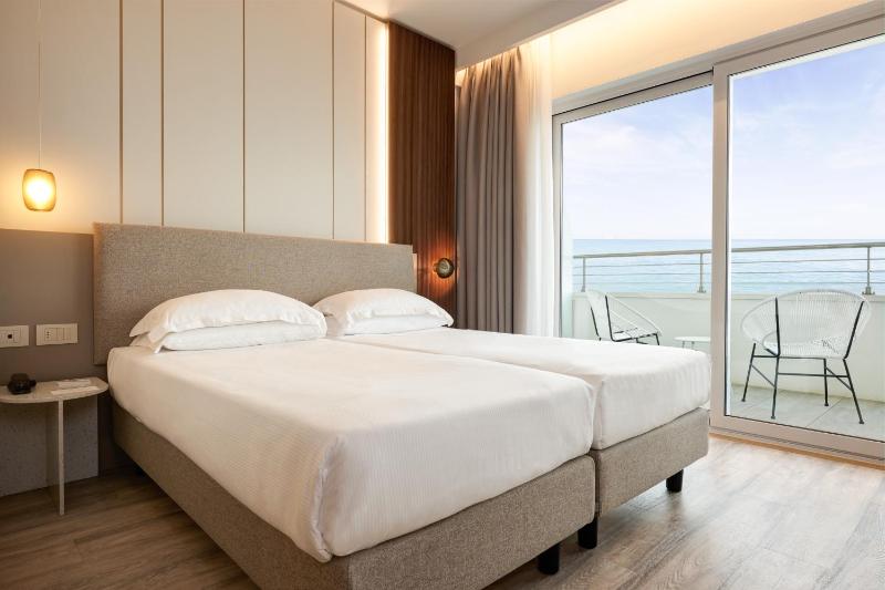 Double or Twin Room with Sea View image 4