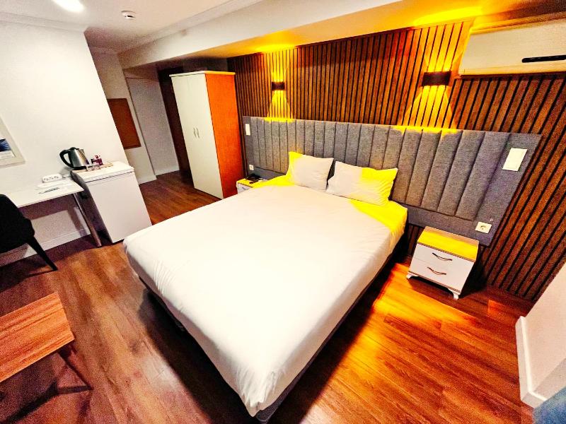 Deluxe Queen Room image 2