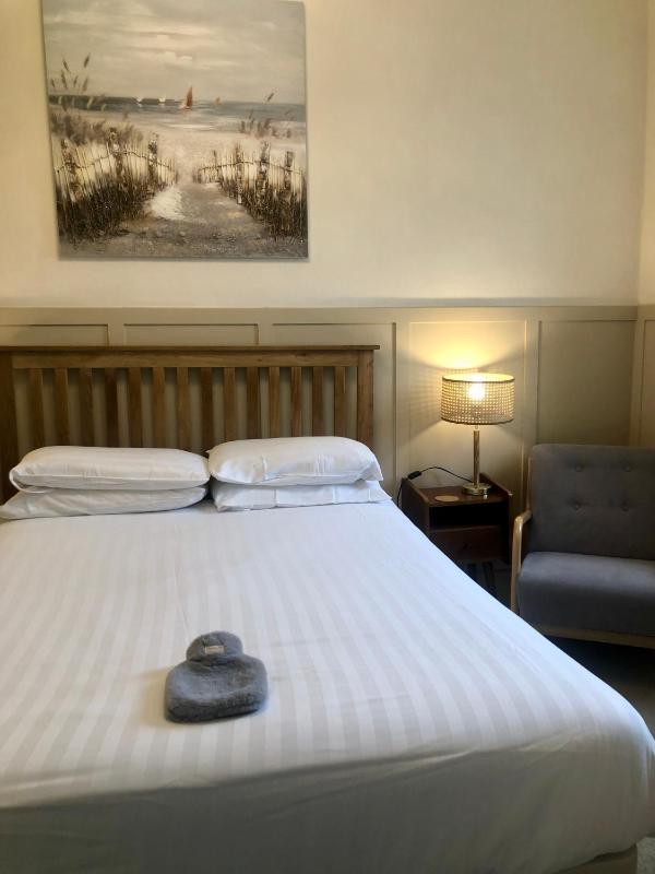 Queen Room image 2