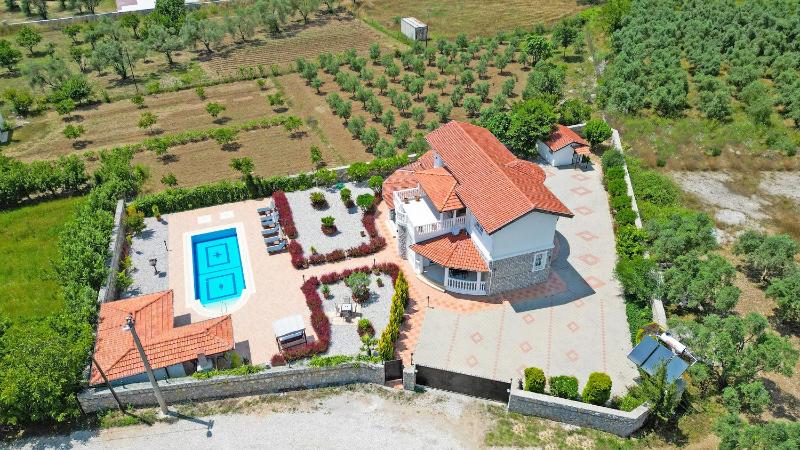 Three-Bedroom Villa image 4