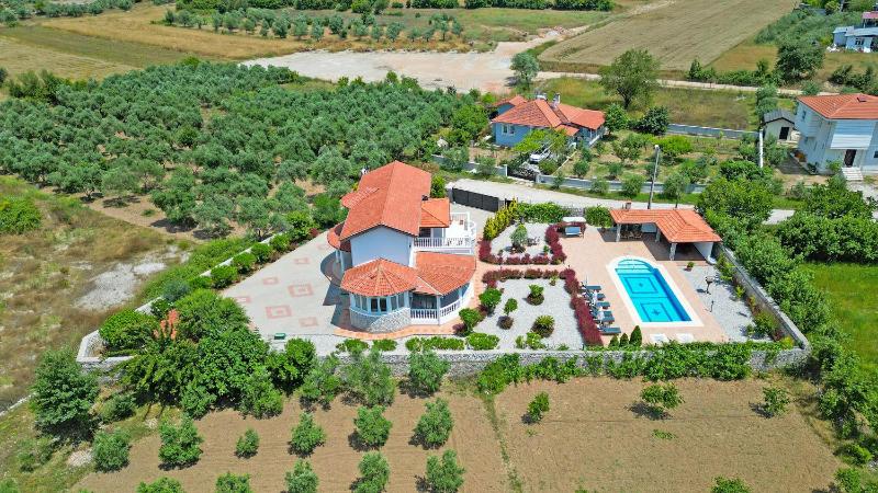 Three-Bedroom Villa image 3