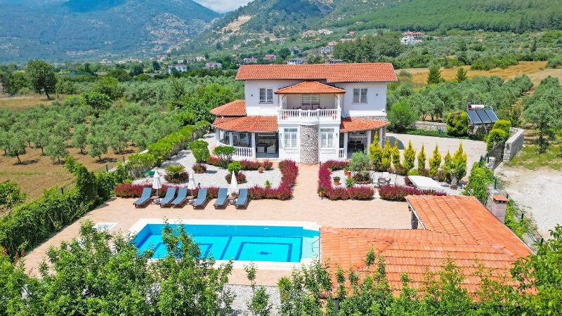 Three-Bedroom Villa image 2