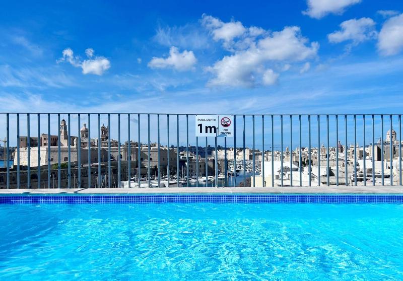 Junior Suite with Maltese Balcony image 3