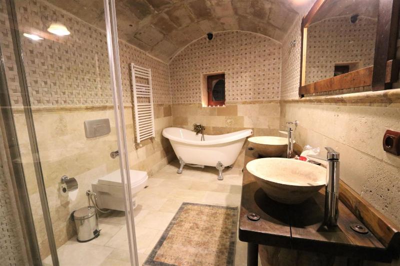 Superior King Room image 3
