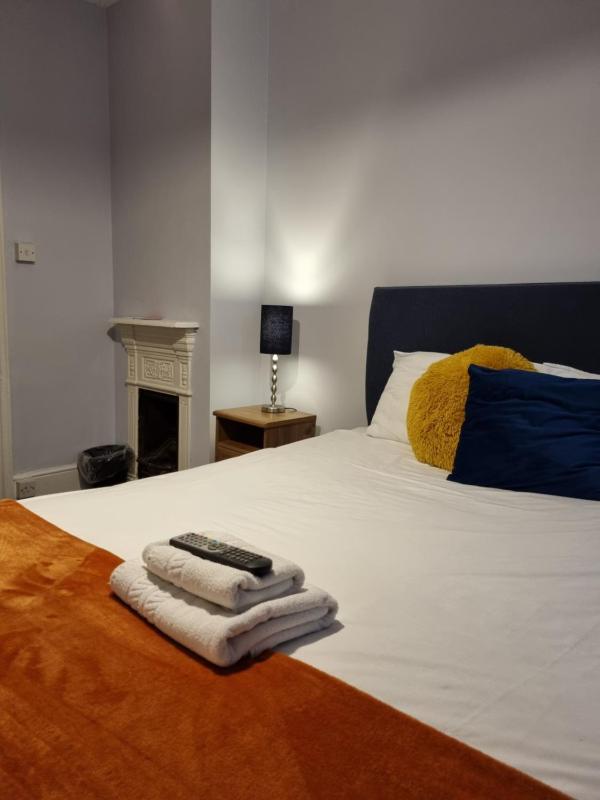 Single Room with Private External Bathroom image 1