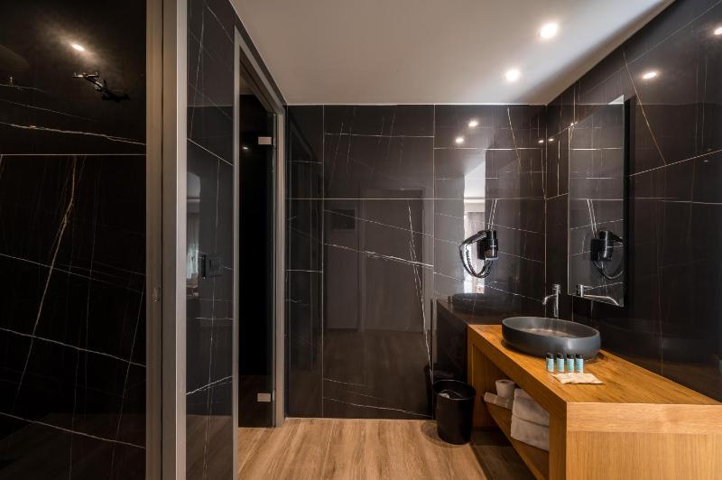 Grand Suite with Private Pool image 2