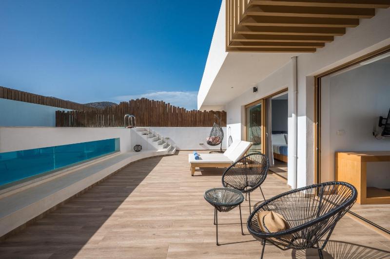Grand Suite with Private Pool image 4