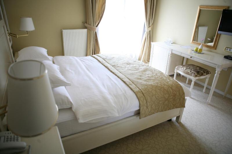 Double Room image 3