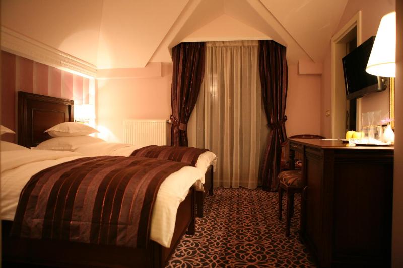 Twin Room image 4