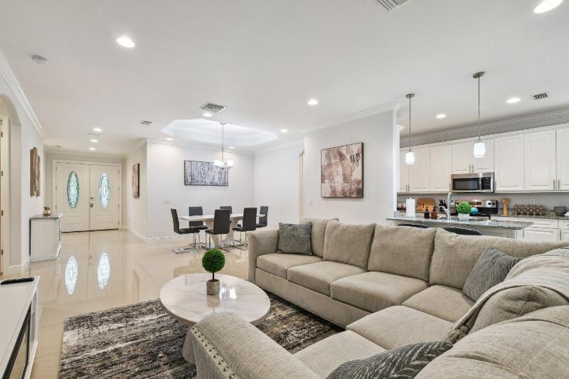 Lux 4BR Tampa Retreat - Mins Walk to RJ Stadium - image 13
