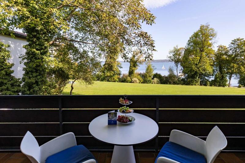 Comfort Room with Lake View image 3