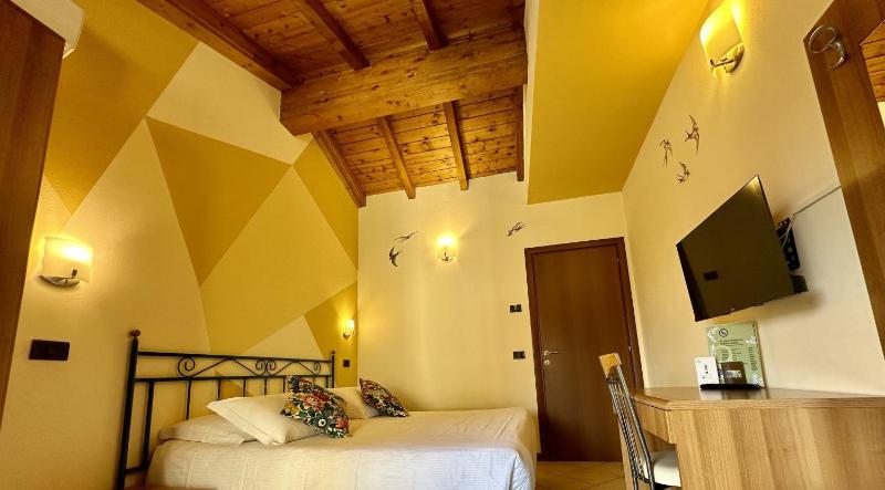 Double or Twin Room image 4