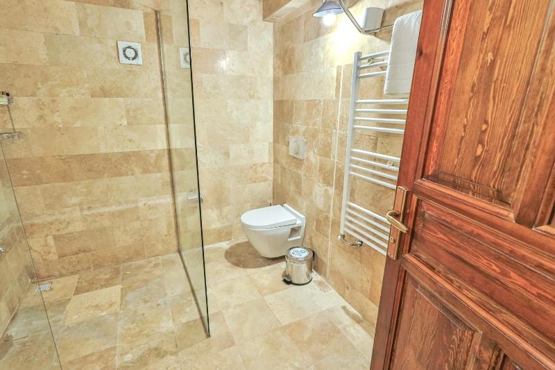 111 KING SUITE image 3