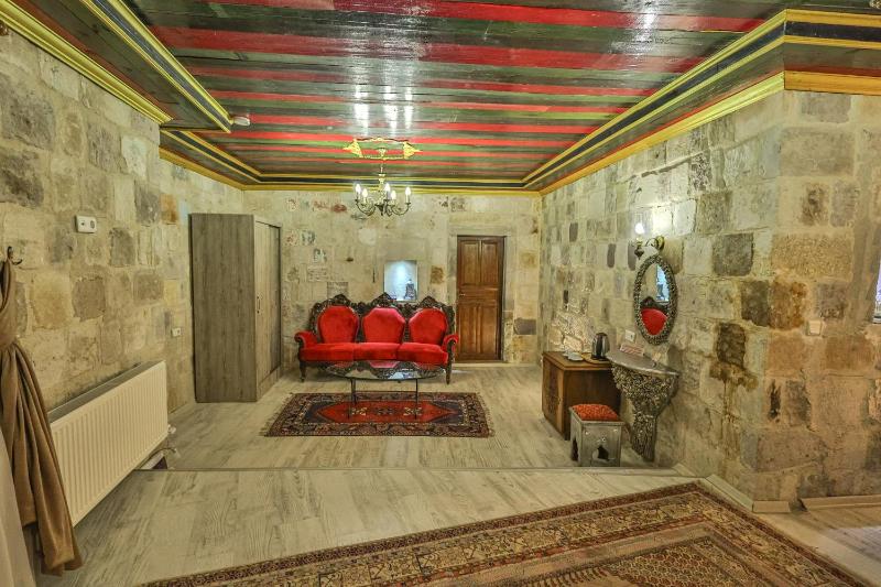 111 KING SUITE image 2