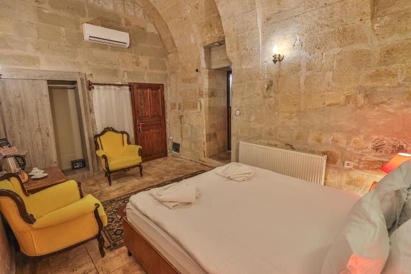 101 TRADITIONAL STONE ROOM image 3