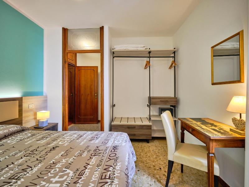 Double or Twin Room with Partial Lake View image 4