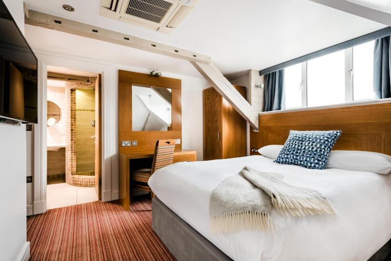Double Room image 3