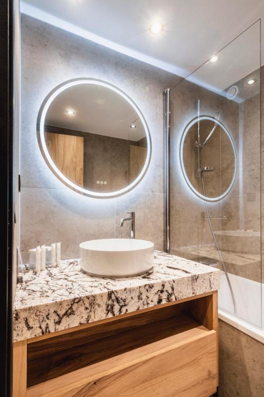 Twin Room with Bath - Traditional image 1