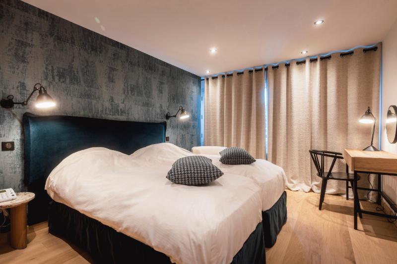 Twin Room with Bath - Traditional image 3
