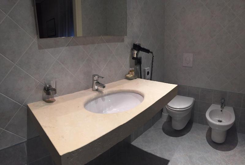 Twin Room image 4