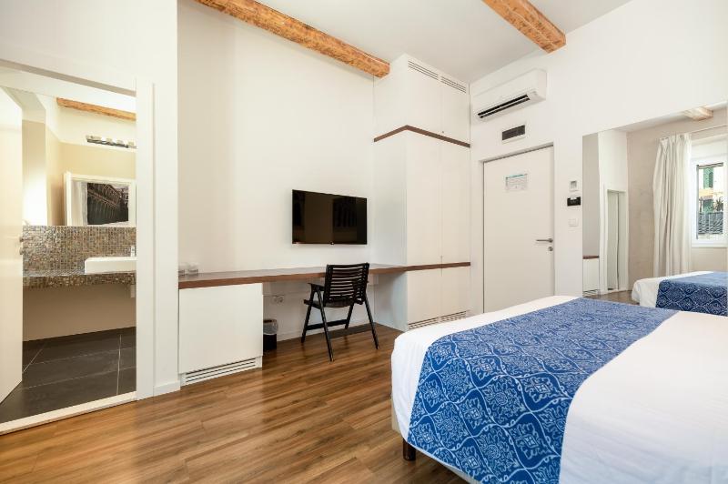 Deluxe Double Room image 2