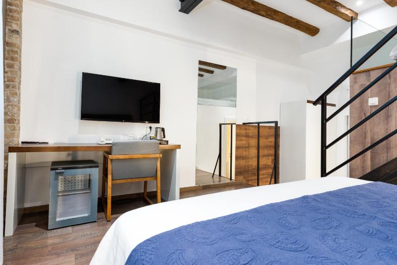 Deluxe Quadruple Room image 4