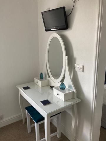 Twin Room image 4