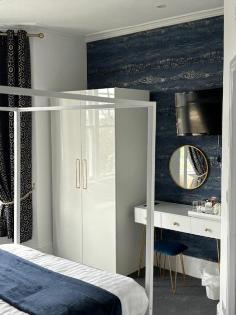 Deluxe King Room image 3