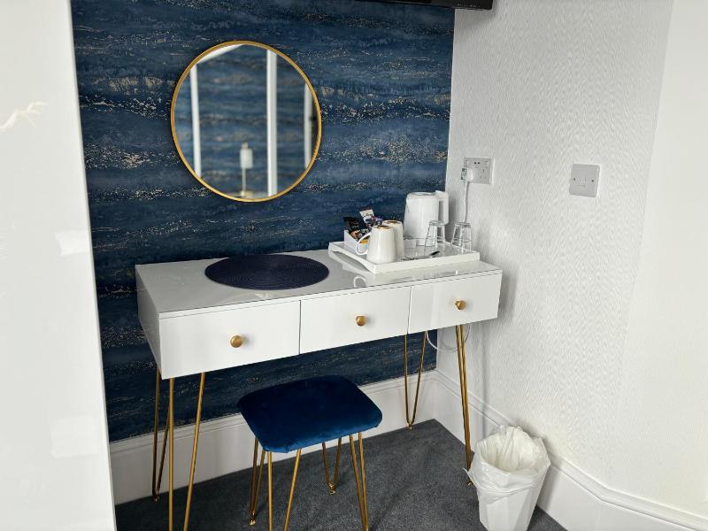 Deluxe King Room image 2