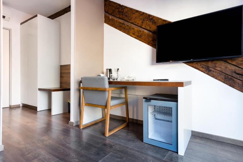 Deluxe Double Room with Balcony image 3