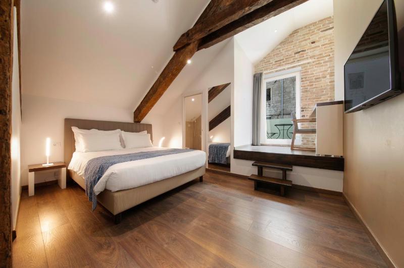 Deluxe Double Room with Balcony image 2