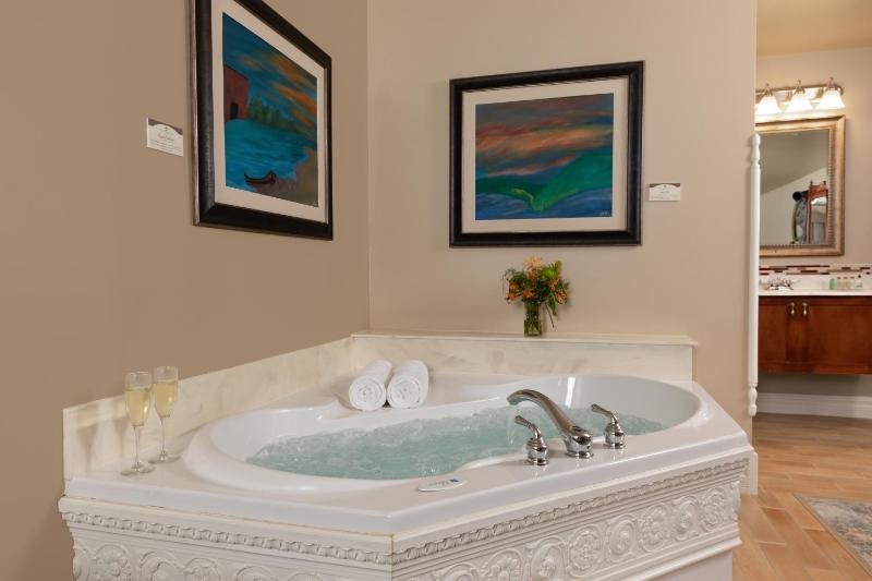 King Room with Spa Bath image 3