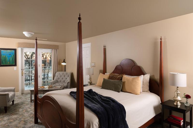 King Room with Spa Bath image 1