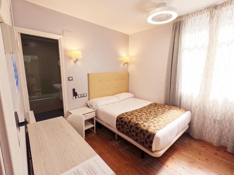 Single Room image 4