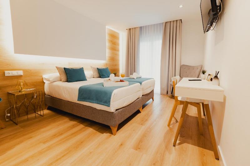 Twin Room with Balcony image 1