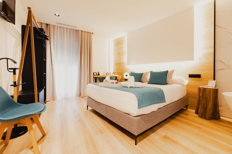 Deluxe Double or Twin Room with Balcony image 2