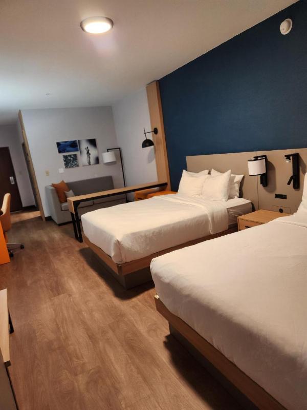 One Room Suite with Two Queen Beds and Sofa bed - Disability Access/Non Smoking image 4