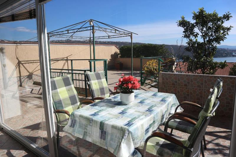 Comfort Two-Bedroom Apartment with Terrace and Sea View image 4
