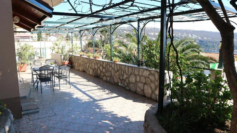 Comfort Two-Bedroom Apartment with Terrace and Sea View image 3