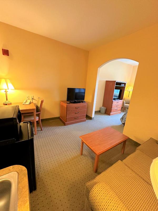 King Suite - Non-Smoking image 2