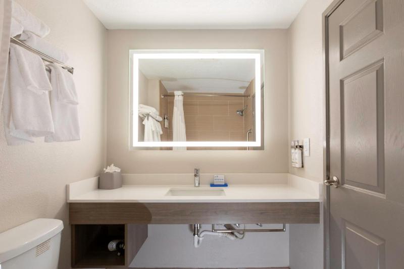 Holiday Inn Express & Suites Jacksonville Airport by IHG - image 3