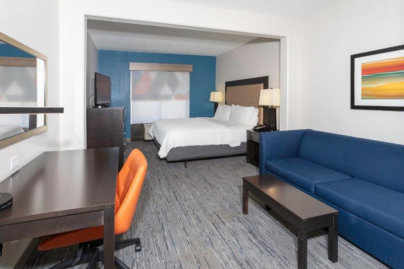 Standard King Room image 2