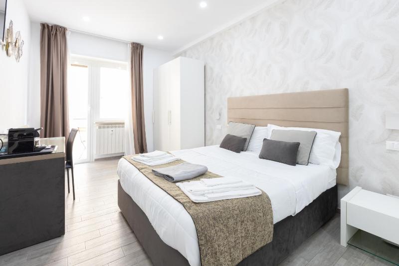 Deluxe Double Room with Balcony image 1