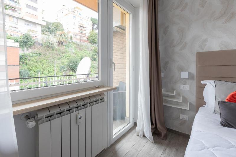 Deluxe Double Room with Balcony image 3