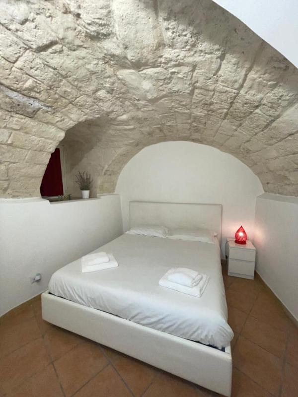 One-Bedroom Apartment image 2