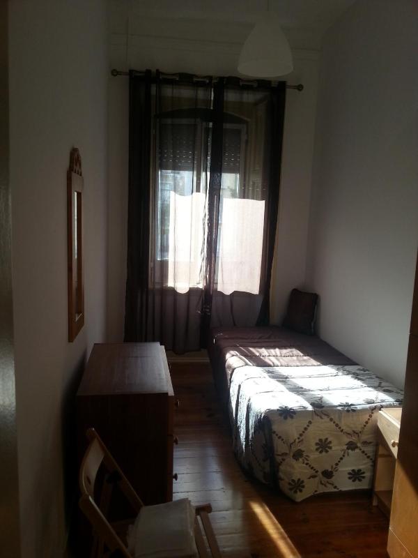 Single Room with Shared Bathroom image 3